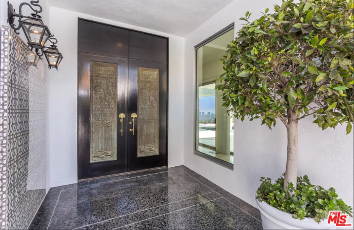 1479 Blue Jay Way, image 3 of 5